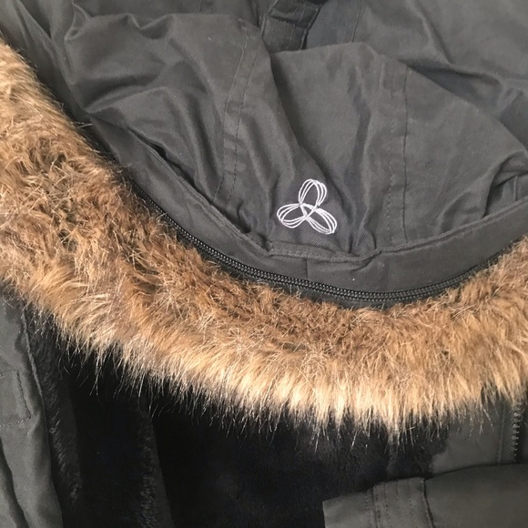 ARITZIA TNA WINTER BLACK JACKET SIZE SMALL - Picture 6 of 9